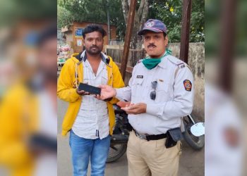 शहर वाहतूक पोलिसांचा असाही प्रामाणिक पणा, रस्त्यावर पडलेला मोबाईल व पैशाचे पाकीट केले परत