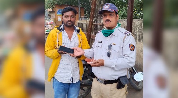 शहर वाहतूक पोलिसांचा असाही प्रामाणिक पणा, रस्त्यावर पडलेला मोबाईल व पैशाचे पाकीट केले परत