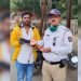 शहर वाहतूक पोलिसांचा असाही प्रामाणिक पणा, रस्त्यावर पडलेला मोबाईल व पैशाचे पाकीट केले परत