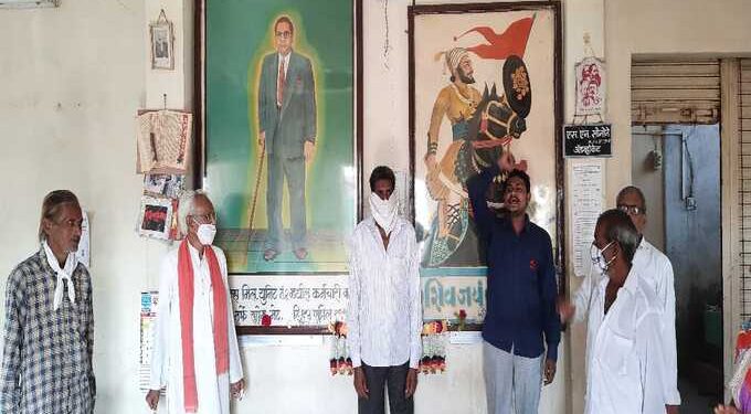 भारतीय कम्युनिस्ट पक्ष व आयटक कामगार संघटना अकोला महापरिनिर्वाण दिनी डॉ. बाबासाहेब भिमराव आंबेडकर यांना केले अभिवादन.
