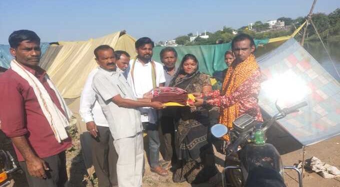 महामानव डॉ बाबासाहेब आंबेडकर महापरिनिर्वाण दिवसा निमित्य अशोका फाउंडेशन बाळापुर च्या वतीने ब्लॅकेट वाटप