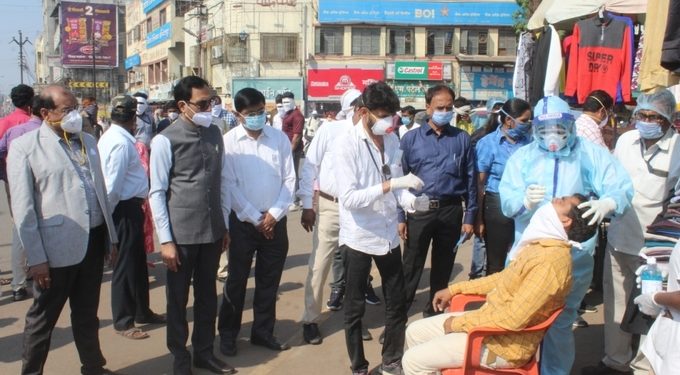 फिरते पथक करणार ‘सुपर स्प्रेडर्स’च्या कोविड चाचण्या ; जिल्हाधिकाऱ्यांच्या उपस्थितीत गांधी चौकातून सुरुवात