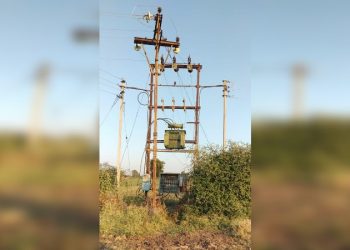 शेतकऱ्यांच्या शेतातील विद्युत रोहित्र शिकस्त, तरीही विद्युत कर्मचारी मात्र मस्त