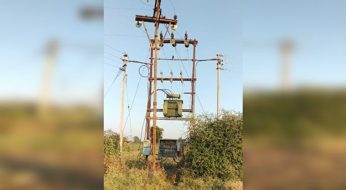 शेतकऱ्यांच्या शेतातील विद्युत रोहित्र शिकस्त, तरीही विद्युत कर्मचारी मात्र मस्त