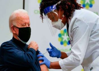 जो बायडन यांनी घेतली कोरोना लस, पहिला डोस घेताना केलं लाईव्ह प्रक्षेपण