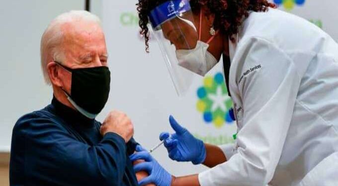 जो बायडन यांनी घेतली कोरोना लस, पहिला डोस घेताना केलं लाईव्ह प्रक्षेपण