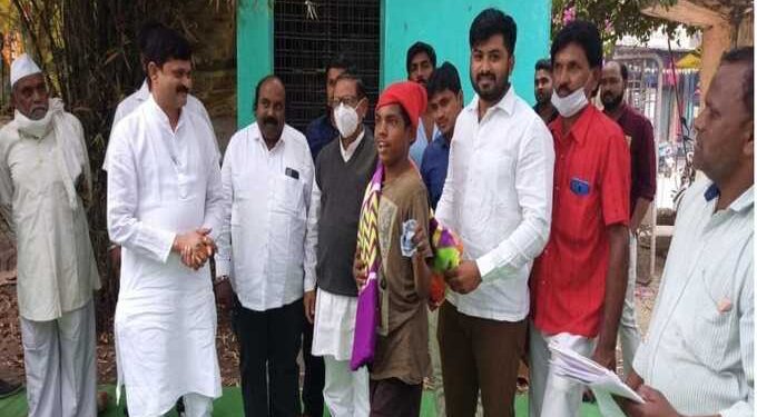 राष्ट्रवादी युवक काँग्रेसतर्फे अपंग बांधवांना ब्लँकेटचे वाटप