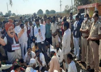 अकोट अकोला मार्गासाठी राष्ट्रवादी युवक काँग्रेस व सरपंच संघटनेच्या वतीने ढोल बजाओ आंदोलन