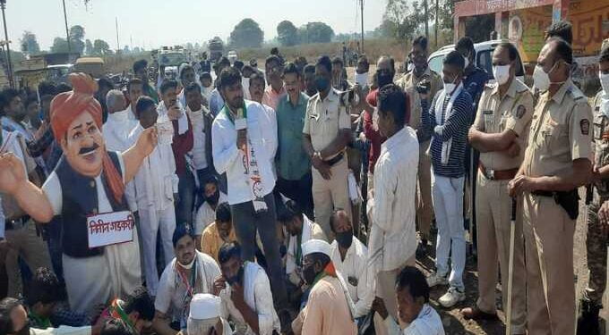 अकोट अकोला मार्गासाठी राष्ट्रवादी युवक काँग्रेस व सरपंच संघटनेच्या वतीने ढोल बजाओ आंदोलन