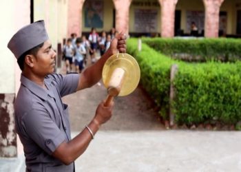 рд╢рд╛рд│реЗрдЪреА рдШрдВрдЯрд╛ рдЖрддрд╛ рдХреЛрдг рд╡рд╛рдЬрд╡рдгрд╛рд░?; рд╢рд╛рд│реЗрддреАрд▓ рд╢рд┐рдкрд╛рдИ рдкрдж рдЖрддрд╛ рд░рджреНрдж