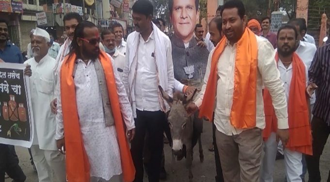 अकोट शिवसेनेच्या वतीने गॅस व इंधन दरवाढी विरोधात केंद्र सरकारचा जाहीर निषेध.. शेतकऱ्यांबद्दल बेताल वक्तव्य  करणाऱ्या  खा. रावसाहेब दानवे यांच्या पुतळा  गाढवावर बसवून काढली मिरवणूक