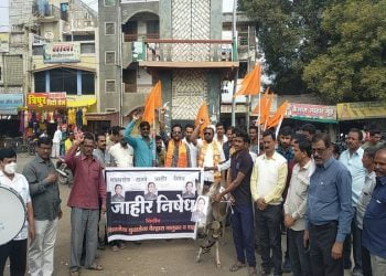 तेल्हाऱ्यात शेतकऱ्यांच्या विरोधात बेताल वक्तव्य करणाऱ्या दानवेंची शिवसेनेने काढली प्रतिकात्मक गाढव धिंड