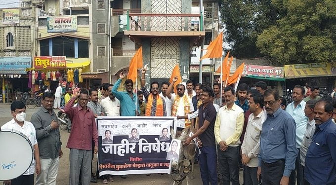 तेल्हाऱ्यात शेतकऱ्यांच्या विरोधात बेताल वक्तव्य करणाऱ्या दानवेंची शिवसेनेने काढली प्रतिकात्मक गाढव धिंड