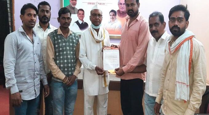 छत्रपती शिवाजी महाराज उद्यान अकोट चे सौंदर्यीकरण व्हावे या मागणीसाठी नगरसेवक मनीष कराळे यांचे शिवप्रेमीसह नगरपरिषदेला निवेदन