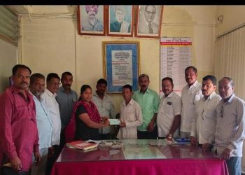 तळेगाव बाजार येथील आत्महत्या प्रकरणी मुलीच्या पालकांना सहायता निधीचा धनादेश सुपूर्द