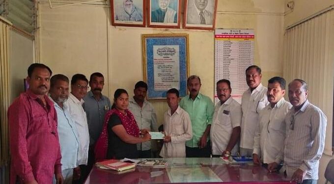 तळेगाव बाजार येथील आत्महत्या प्रकरणी मुलीच्या पालकांना सहायता निधीचा धनादेश सुपूर्द