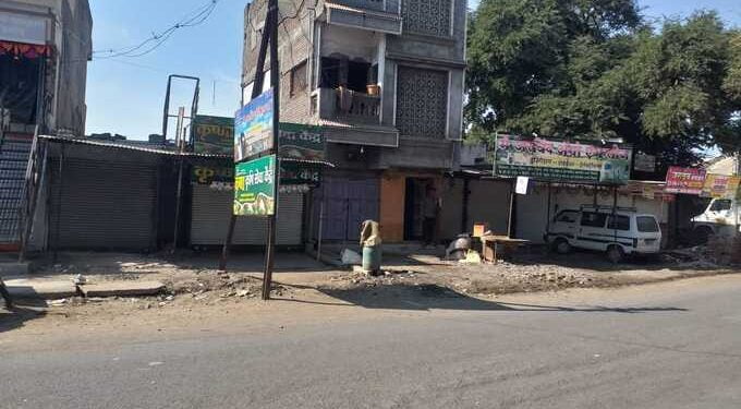 भारत बंदच्या पार्श्वभूमीवर वाडेगांव येथे १०० टक्के कडकडीत बंद