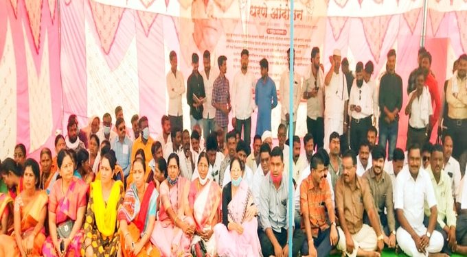 वंचित बहुजन आघाडी वतीने जिल्हाधिकारी कार्यालयावर शेतकऱ्यांचा प्रश्नावर एक दिवशीय धरणे आंदोलन