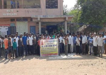 प्रवेशद्वाराला बेशरमचे तोरण बांधून न. प. कार्यालयावर विविध मागण्यांसाठी वंचितचा धडक मोर्चा