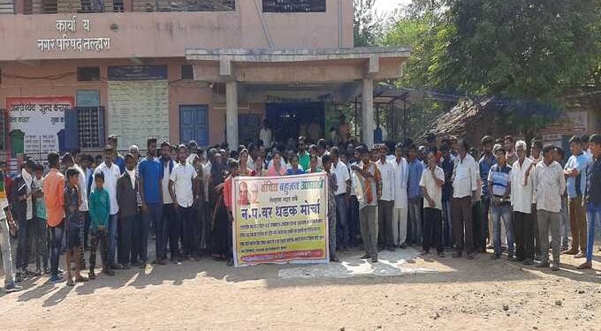 प्रवेशद्वाराला बेशरमचे तोरण बांधून न. प. कार्यालयावर विविध मागण्यांसाठी वंचितचा धडक मोर्चा