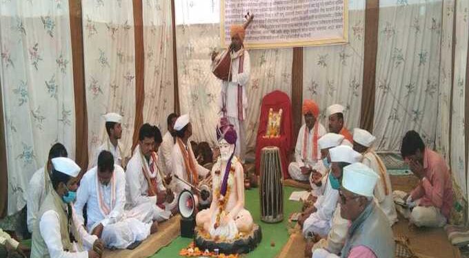 अकोला जिल्ह्यातील इतिहासात प्रथमच जिल्हाधीकारी कार्यालयासमोर कीर्तन व भजन आंदोलनासह वारकऱ्यांचे आमरण उपोषण