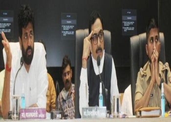 पालकमंत्र्यांनी घेतला जिल्हा वार्षिक योजनेचा आढावा प्राधान्यक्रम ठरवून विकास कामे मार्गी लावा-ना. कडू