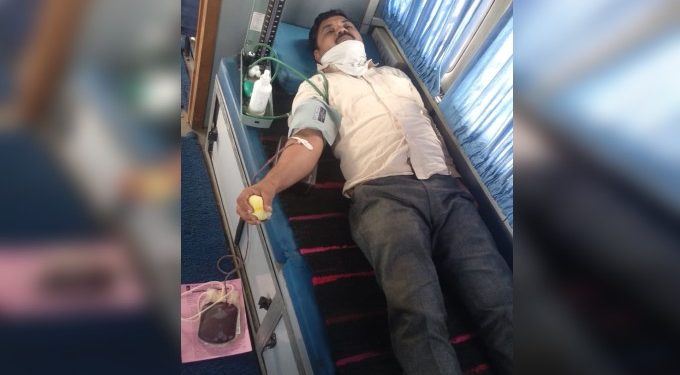 जिल्हा परिषद बांधकाम व शिक्षण सभापती चंद्रशेखर पांडे गुरुजी यांच्या वाढदिवसानिमित्त नांदखेड येथे रक्तदान