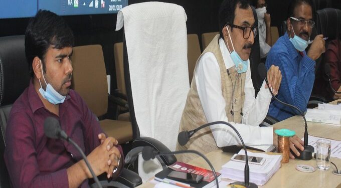 योजनांची संयुक्त अंमलबजावणी; जिल्हाधिकाऱ्यांनी घेतला आढावा