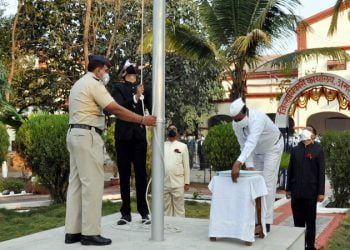 अमरावती : जिल्हाधिकारी कार्यालयात जिल्हाधिकारी शैलेश नवाल यांच्या हस्ते ध्वजारोहण