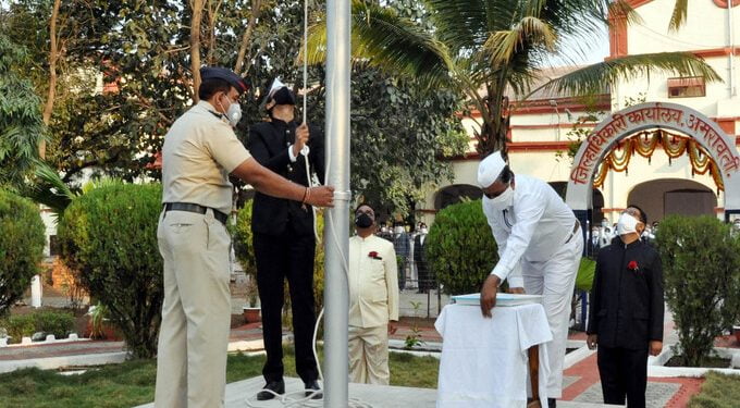 अमरावती : जिल्हाधिकारी कार्यालयात जिल्हाधिकारी शैलेश नवाल यांच्या हस्ते ध्वजारोहण