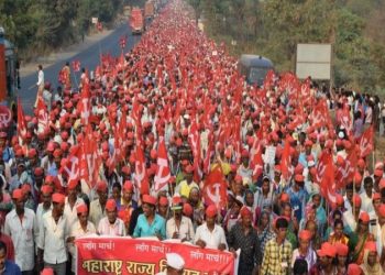 पोलिसांनी मेट्रो चौकात शेतकरी मोर्चा अडवला, राज्यपालांच्या अनुपस्थितीवर शेतकरी नेत्यांची टीकेची झोड