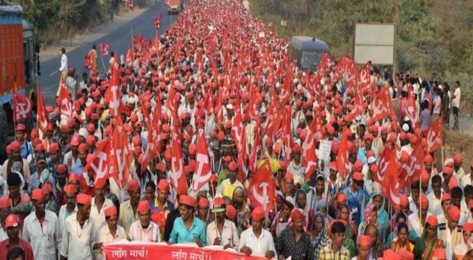 पोलिसांनी मेट्रो चौकात शेतकरी मोर्चा अडवला, राज्यपालांच्या अनुपस्थितीवर शेतकरी नेत्यांची टीकेची झोड