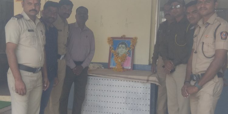 तेल्हारा पोलीस स्टेशनमध्ये क्रांतीज्योती सावित्रीबाई फुले यांच्या जयंतीनिमित्त अभिवादन