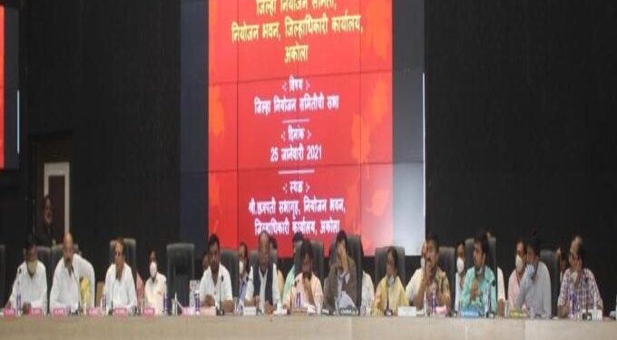 पालकमंत्री बच्चू कडू यांच्या अध्यक्षतेखाली जिल्हा वार्षिक योजनेचा आढावा