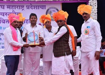 विलास बेलाडकर यांना सरपंच सेवा संघाचा आदर्श पत्रकार पुरस्कार देऊन सन्मान