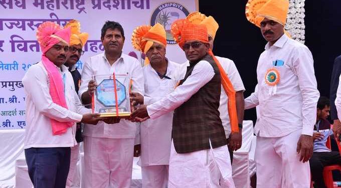 विलास बेलाडकर यांना सरपंच सेवा संघाचा आदर्श पत्रकार पुरस्कार देऊन सन्मान