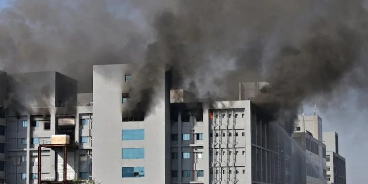 बिग ब्रेकिंग : कोरोना लस बनवणाऱ्या पुण्याच्या सीरम इन्स्टिट्यूटमध्ये लागली आग