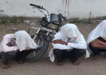 рджрд╣рд╢рддрд╡рд╛рдж рд╡рд┐рд░реЛрдзреА рдкрдердХ рдЖрдХреЛрд▓рд╛ рдЪреА рдЦрджрд╛рди рдпреЗрдереАрд▓ рд╡рд░рд▓реА рдЬреБрдЧрд╛рд░рд╛рд╡рд░ рдзрд╛рдб рддреАрди рдЖрд░реЛрдкреА рдЕрдЯрдХ