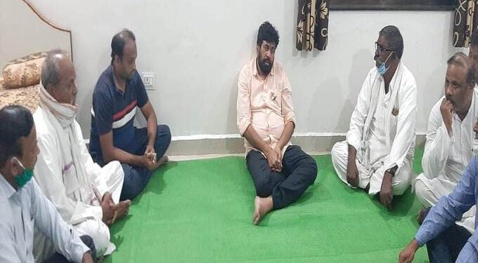 सिरम इन्स्टिट्युट, पुणे दुर्घटनेतील दिवंगत अभियंता महेंद्र इंगळे यांच्या कुटुंबियांना पालकमंत्र्यांची सांत्वनपर भेट