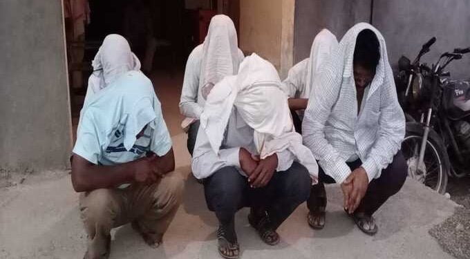 चोहोट्टा बाजार येथे शेतात सुरु असलेल्या जुगार आड्यावर छापा ७ आरोपी अटकेत