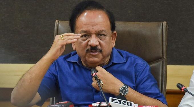 फक्त तासाभरात कलटी मारली? मोफत कोरोना लसीवर आरोग्यमंत्र्यांकडून आता स्पष्टीकरण!