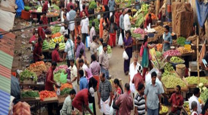 ग्रामपंचायतीच्या मतदानाच्या दिवशी भरणारे आठवडी बाजार बंद