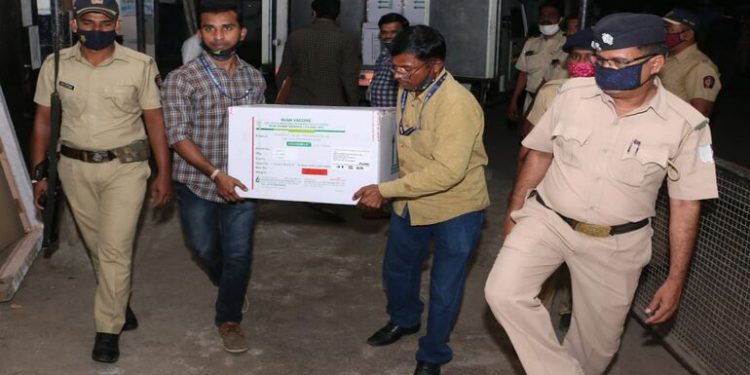 Maharashtra: प्रत्येक जिल्ह्याला कोरोना लसींचे वाटप, राज्यात 358 केंद्रांच्या माध्यमातून लस देण्यात येणार