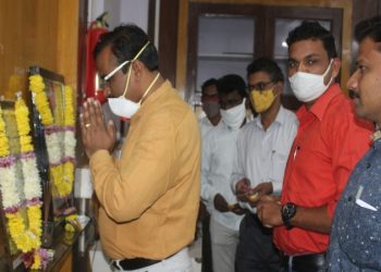 जिल्हा प्रशासनाचे वतीने राजमाता जिजाऊ मॉसाहेब व स्वामी विवेकानंद यांना जयंतीनिमित्त अभिवादन