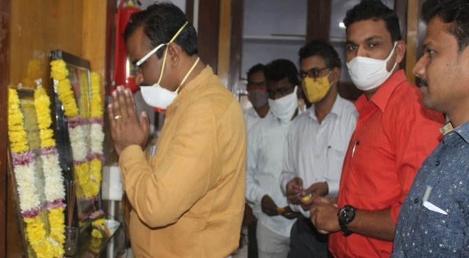 जिल्हा प्रशासनाचे वतीने राजमाता जिजाऊ मॉसाहेब व स्वामी विवेकानंद यांना जयंतीनिमित्त अभिवादन