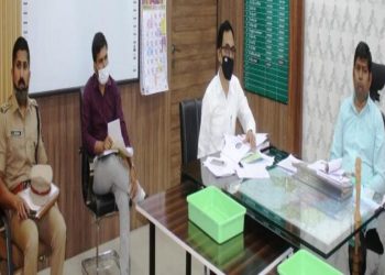 विभागीय आयुक्तांनी घेतला कोविड संदर्भात आढावा