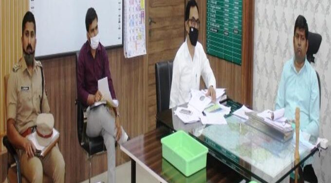 विभागीय आयुक्तांनी घेतला कोविड संदर्भात आढावा