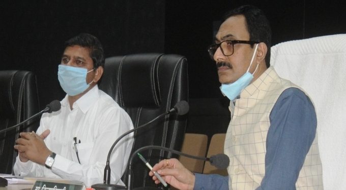 अकोला : प्रधानमंत्री श्रमयोगी व राष्ट्रीय निवृत्ती योजना अंमलबजावणी समितीची बैठक योजनांचा लाभ घेण्याचे आवाहन