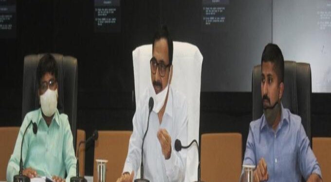 व्यापारी संघटनांची बैठक: सर्व व्यावसायिकांच्या कोविड चाचण्या करण्याचे निर्देश