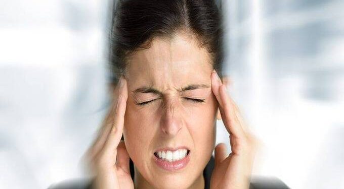डोकेदुखीची समस्या, जाणून घ्या काय आहेत कारणे?